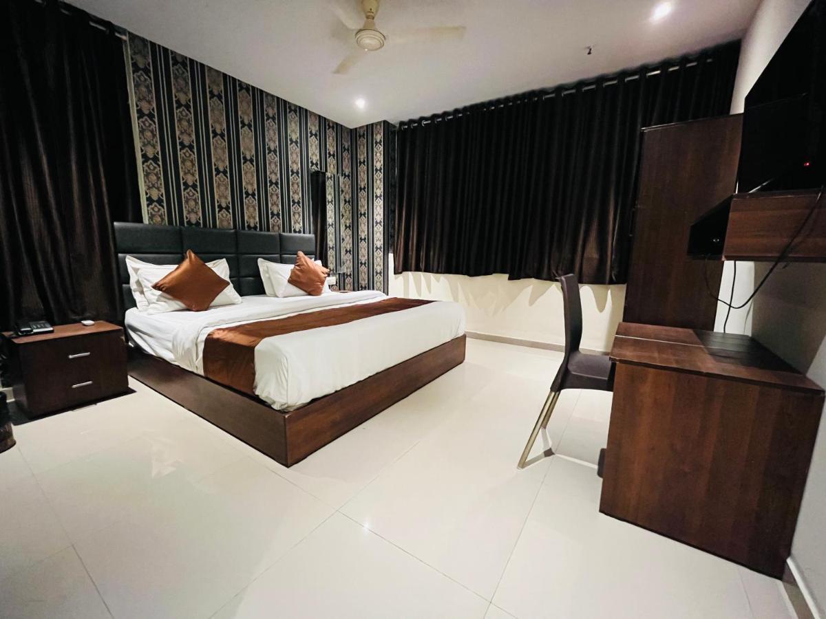 Hotel Nova Vesu Surat Exterior photo