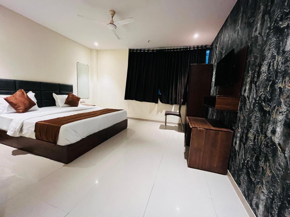Hotel Nova Vesu Surat Exterior photo